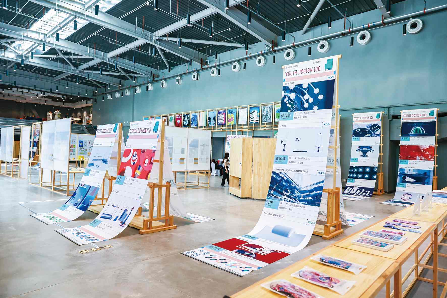 尼古拉·考夫兰、卢克·牛顿和布里奇顿演员提供现实生活中的约会建议